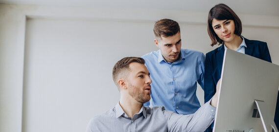 showing team work on monitor (2)