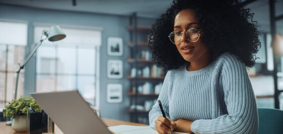 watching laptop meeting training (2)